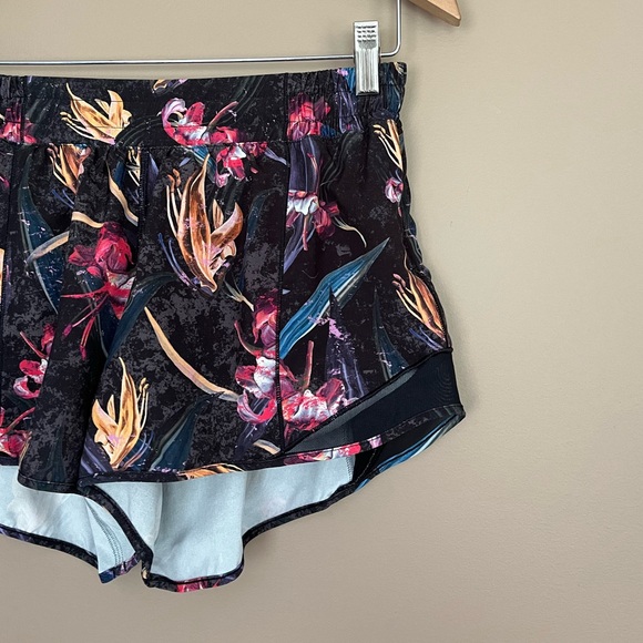 {Lululemon} Hotty Hot Low-Rise Lined Short 4" in Veiled Floral Black Multi - Picture 3 of 12